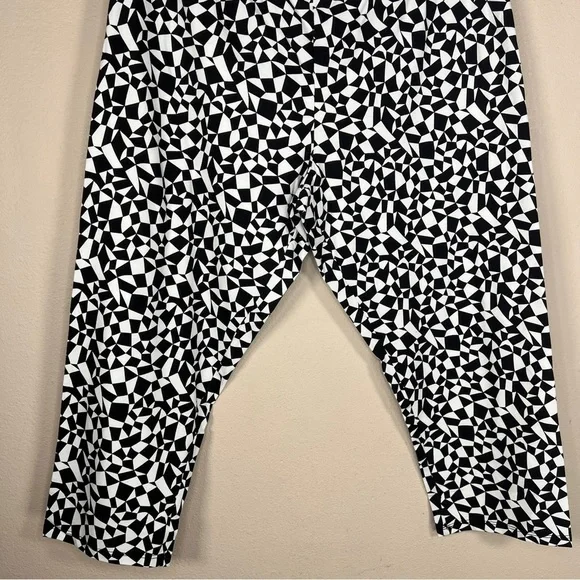 NEW JUNIORS BLACK WHITE GEOMETRIC CAPRI PANTS LEGGINGS STRETCH XXL 19 - Picture 2 of 10